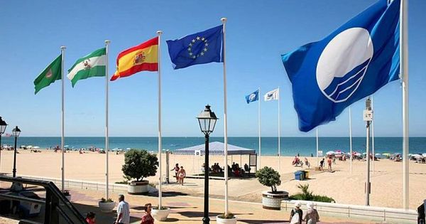 Foto: Una bandera azul en una playa española.