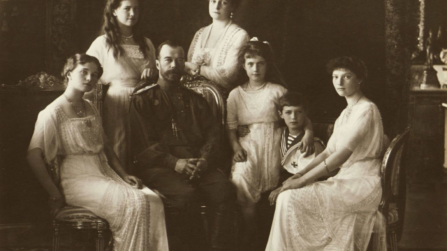 Nicolás II con su familia, los últimos Romanov.