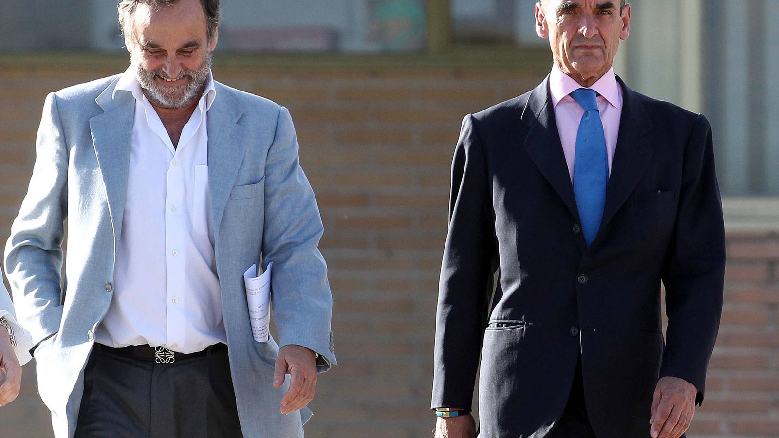 Foto: El expresidente de Banesto Mario Conde (d), a su salida de la prisión de Soto del Real. (EFE)