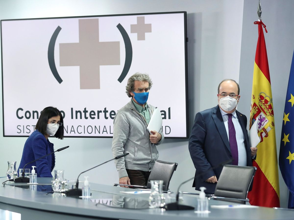 Foto: El ministro de Política Territorial, Miquel Iceta (d), la ministra de Sanidad, Carolina Darias (i), y el portavoz del Centro de Coordinación de Alertas y Emergencias Sanitarias (CCAES), Fernando Simón. (EFE)