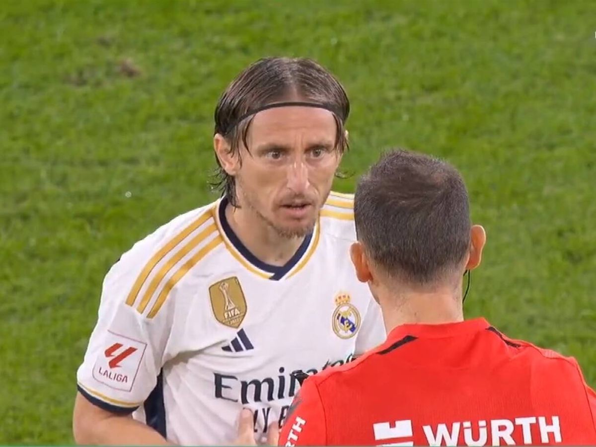 Foto: Luka Modric discute con el árbitro Cuadra Fernández (@MovistarFutbol).