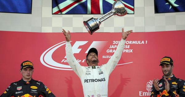 Foto: Lewis Hamilton escoltado en el podio por Max Verstappen (i) y Daniel Ricciardo (d). (EFE)