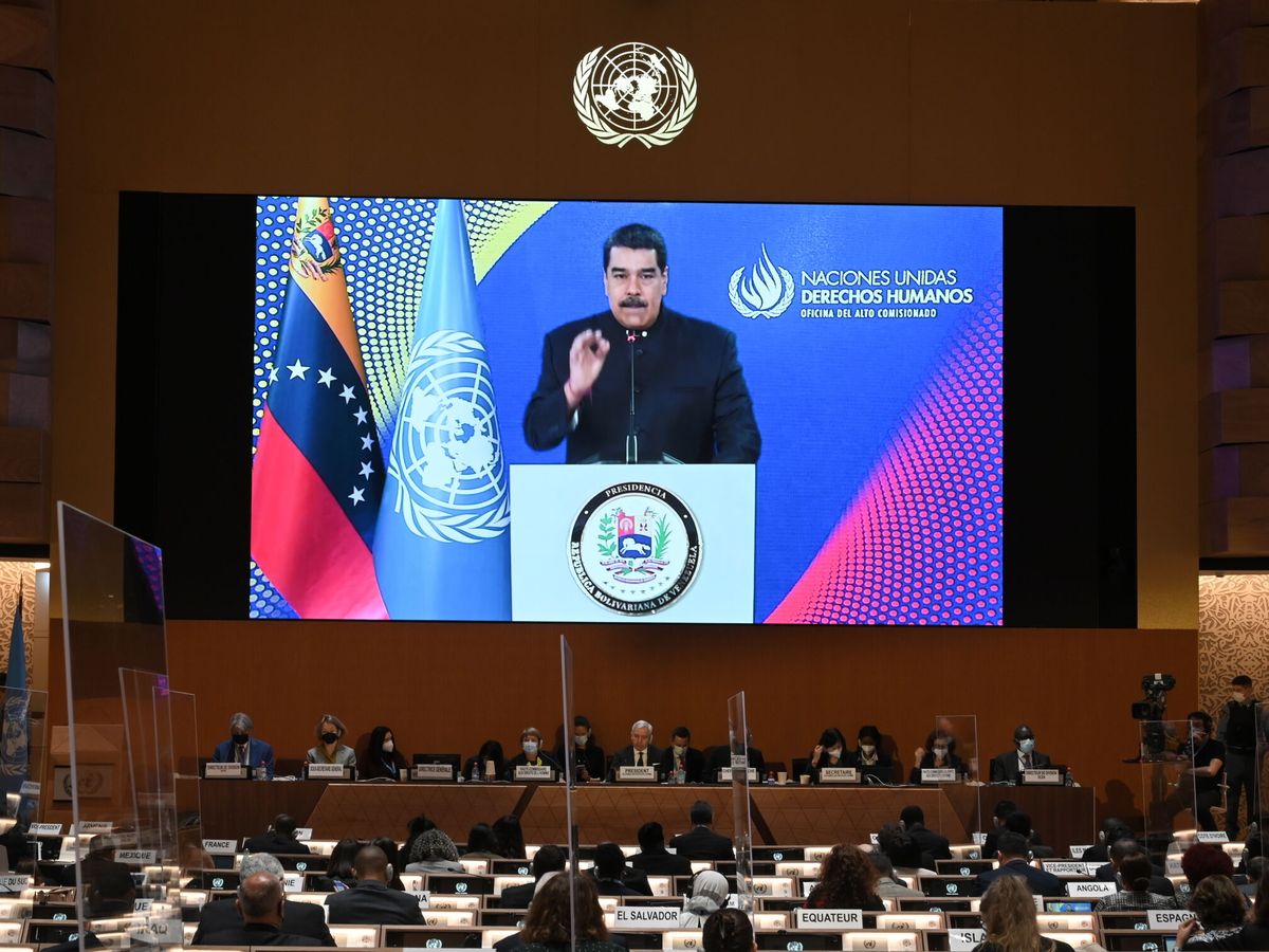 Foto:  Nicolás Maduro aparece en una pantalla en la sesión del Consejo de Derechos Humanos de la ONU en Ginebra. (EFE/EPA/Fabrice Coffrini)