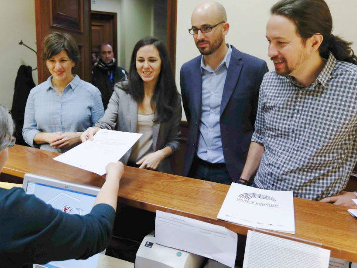 Foto: Diputados de Unidas Podemos presentando en el Registro del Congreso de Los Diputados de la proposición de ley de impuesto a la banca para solidaridad (EFE)