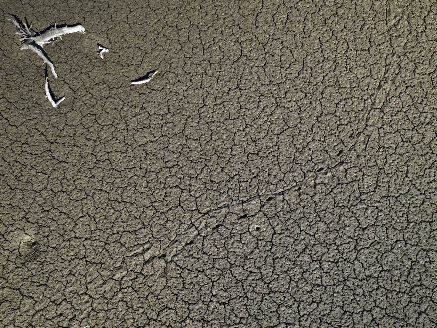 Imagen tomada desde un dron de la tierra cuarteada del pantano de Yesa ante la carencia de precipitaciones. (EFE/Jesús Diges)