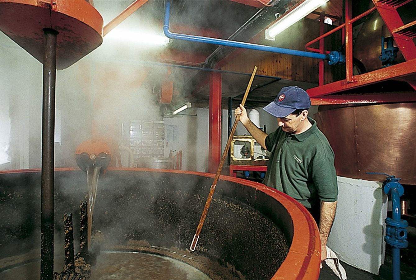 La verificación de la maduración del whisky se efectúa ejerciendo el control en el mismo barril. (Sandro Vannini)