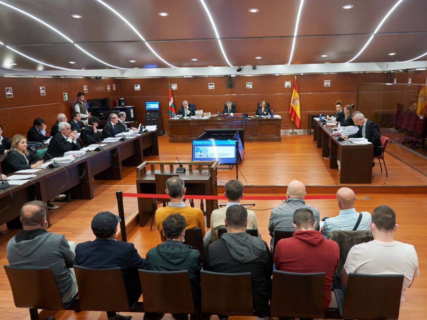 La Audiencia Provincial de Álava en la primera jornada del juicio contra diez personas por el caso Sansoheta. (EFE/L. Rico)
