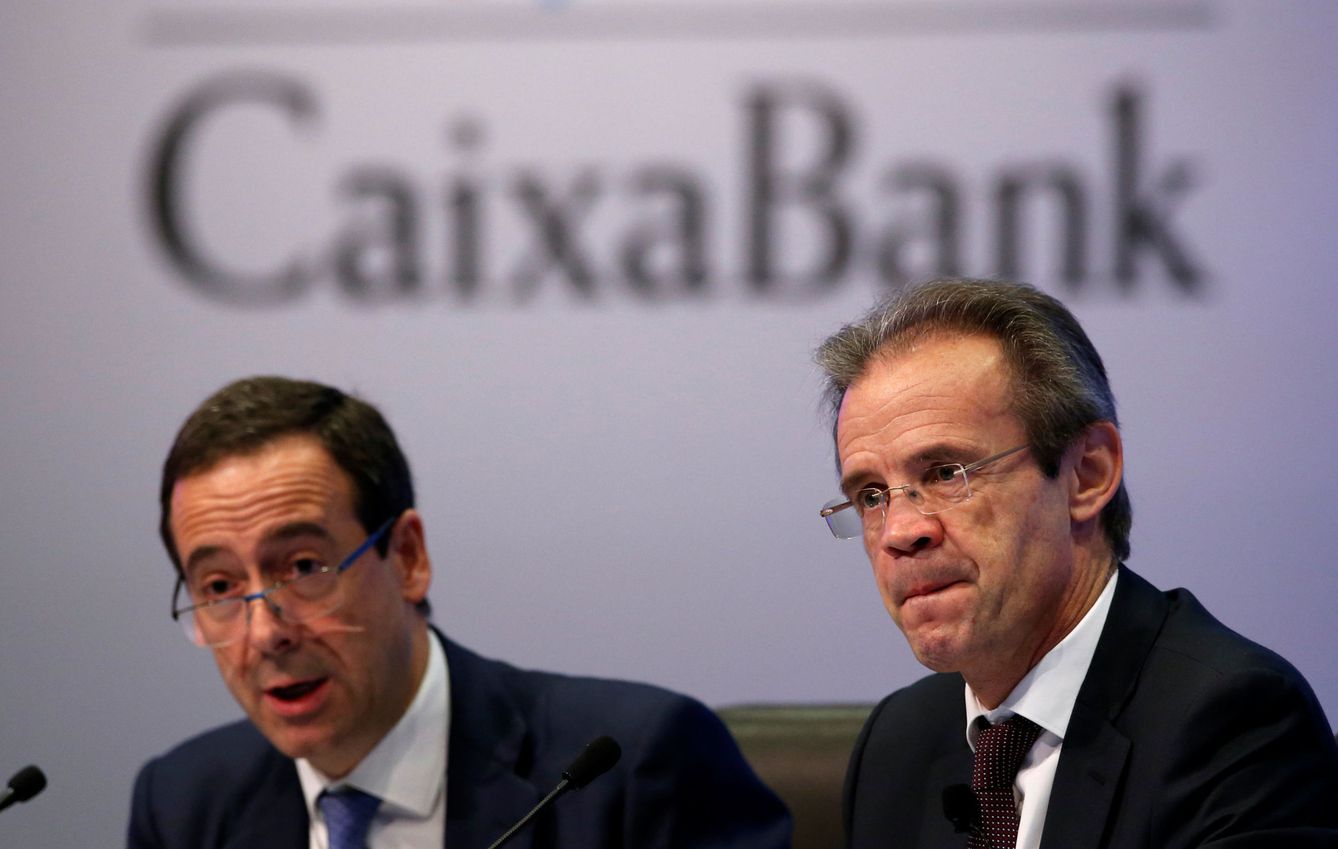 El presidente de CaixaBank, Jordi Gual (d) y el CEO Gonzalo Gortázar en la presentación de las cuentas de 2016. (Reuters)