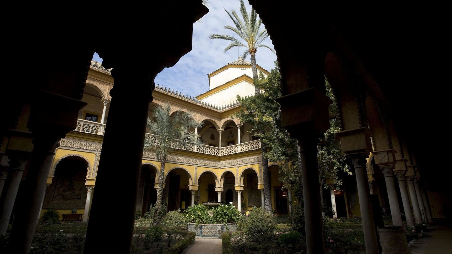 Vista del patio interior del palacio de las Dueñas, en Sevilla. (EFE)