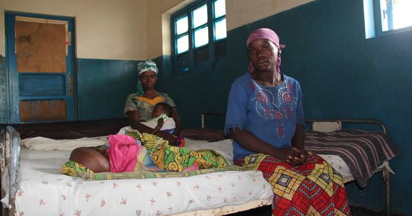 Foto: Madres con niños malnutridos en el hospital de Kibabi. (T. Deiros) 