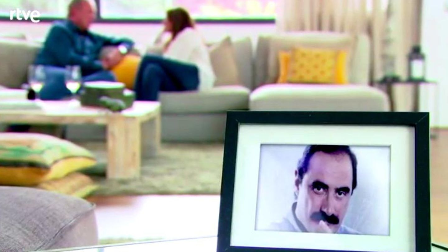 Una foto de Carlos Herrera con Bertín y Mariló de fondo, emitida en el programa