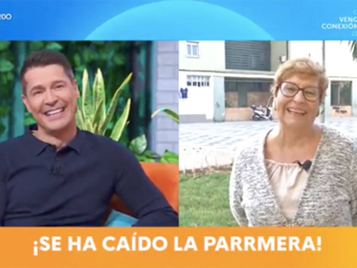 Foto: Jaime Cantizano charla animadamente con María Luisa, la vecina de 'la palmera' (RTVE)