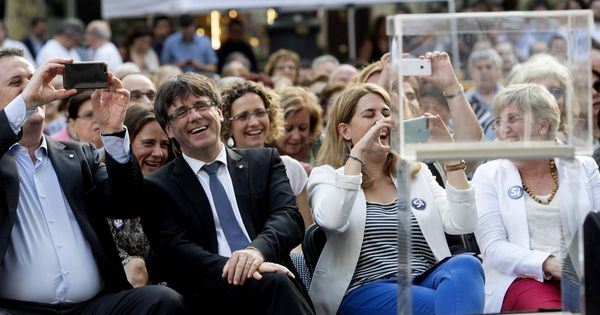 Foto: El presidente de la Generalitat, Carles Puigdemont (2i), junto a la coordinadora general del partido, Marta Pascal (3i), y el 'conseller' Joaquim Forn (i), durante el acto de campaña 'Sí al mejor país', en Barcelona. (EFE)
