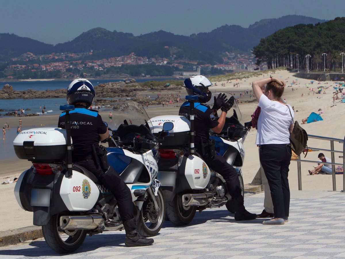 Foto: La Policía Local controla las Playa de Samil en Vigo. (EFE)