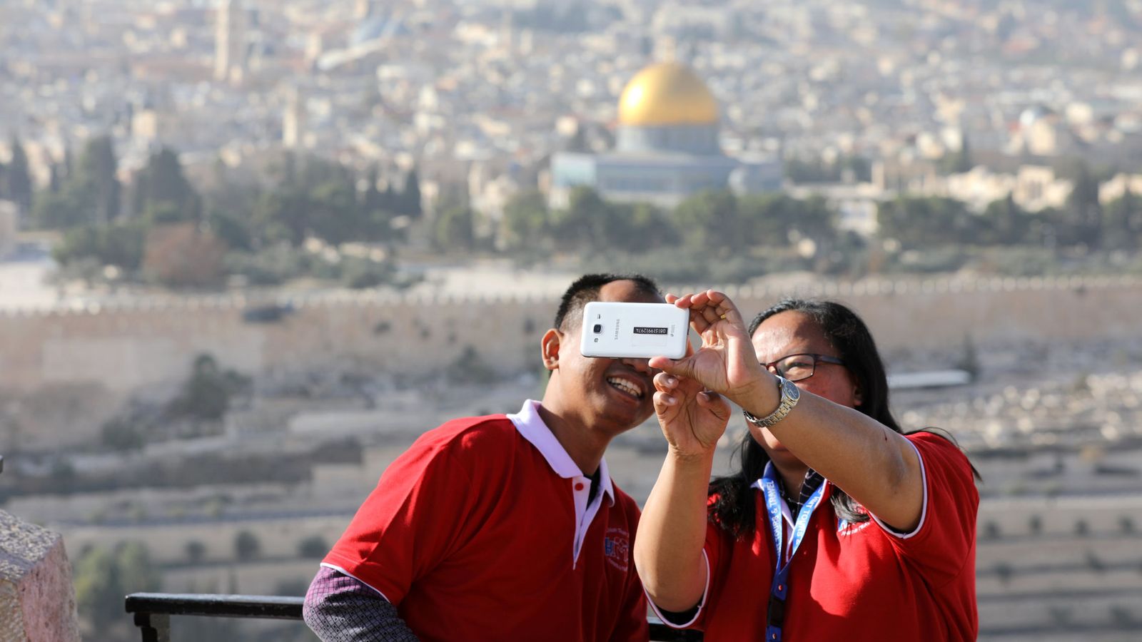 Foto: Unos turistas se hacen un selfie frente a la Ciudad Vieja de Jerusalén, el 10 de diciembre de 2017. (Reuters)