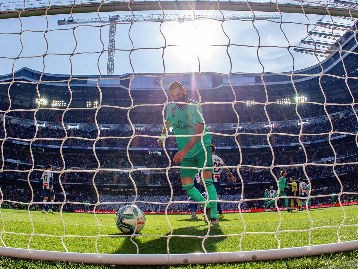 Foto: Karim Benzema, tras marcar el 2-0 al Espanyol en el Bernabéu. (EFE)