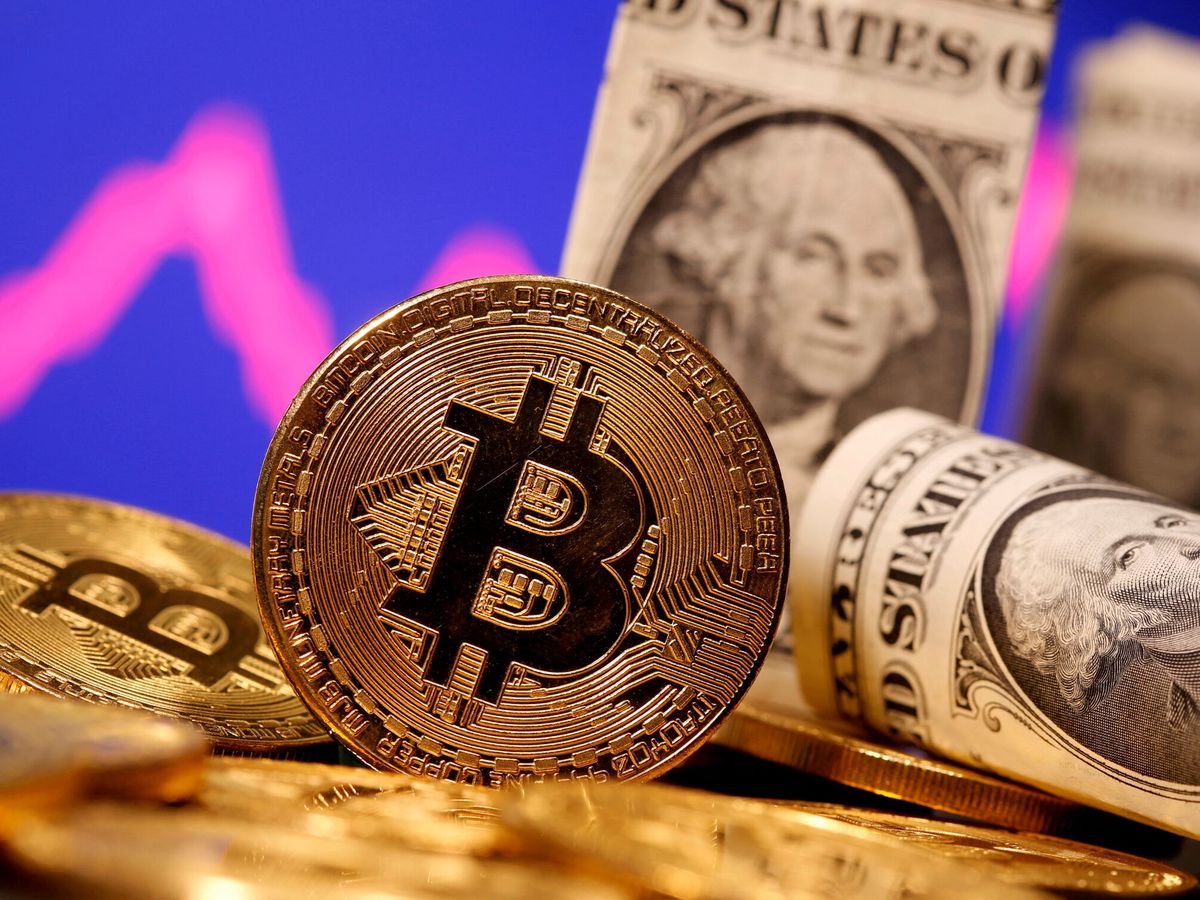 Foto: El bitcoin junto a billetes de dólar. (Reuters/Dado Ruvic)