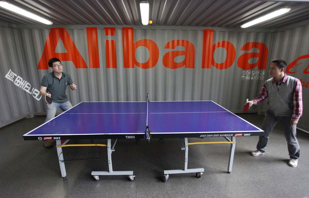 Empleados de Alibaba juegan al tenis de mesa en la sede de la empresa (Reuters)