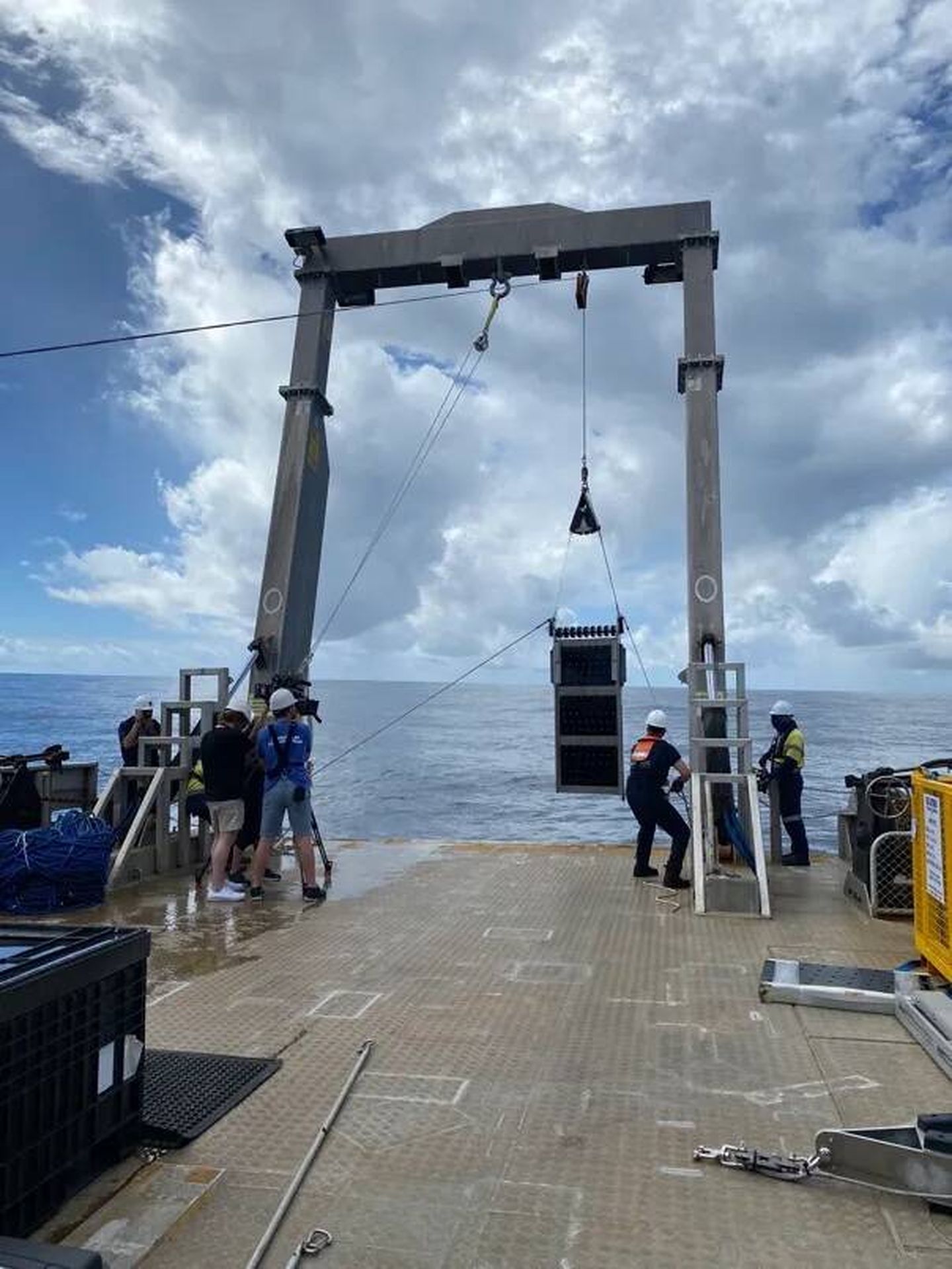 Llevando la placa del trineo magnético en la carrera 25 a la cubierta del Silver Star desde una profundidad de unos dos kilómetros en el Océano Pacífico. El equipo de filmación se ve a la izquierda. (27 de junio de 2023)