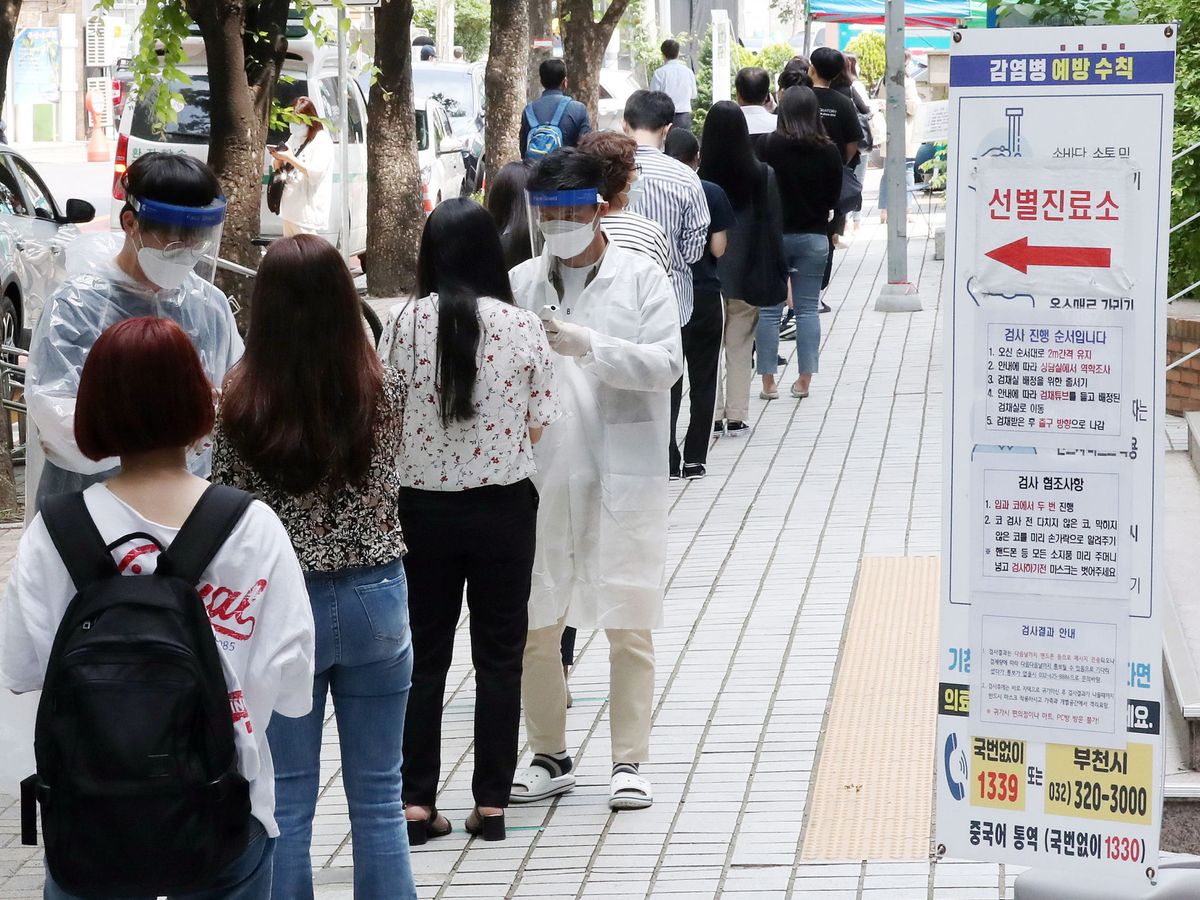 Foto: Un grupo de personas espera en fila para hacerse la prueba en Bucheon, Corea del Sur. (EFE)
