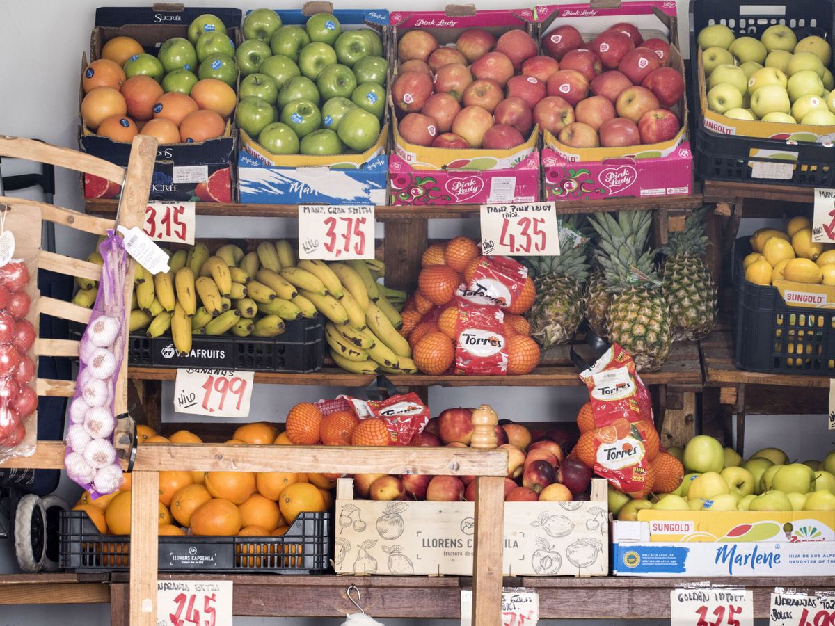 Foto: Comercio con los precios de frutas y hortalizas. (EFE)