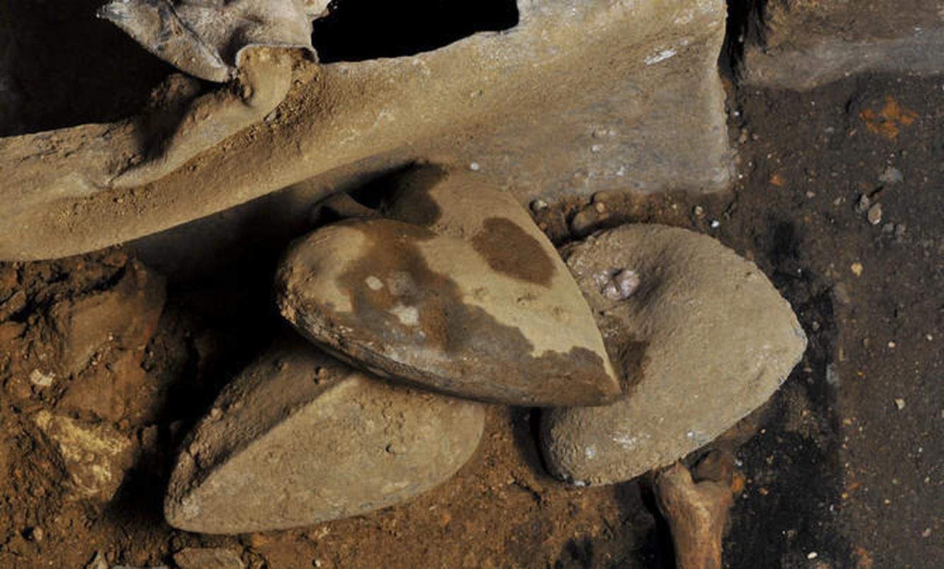 Urnas de plomo en forma de corazón desenterradas en el convento de en Rennes. (INRAP)