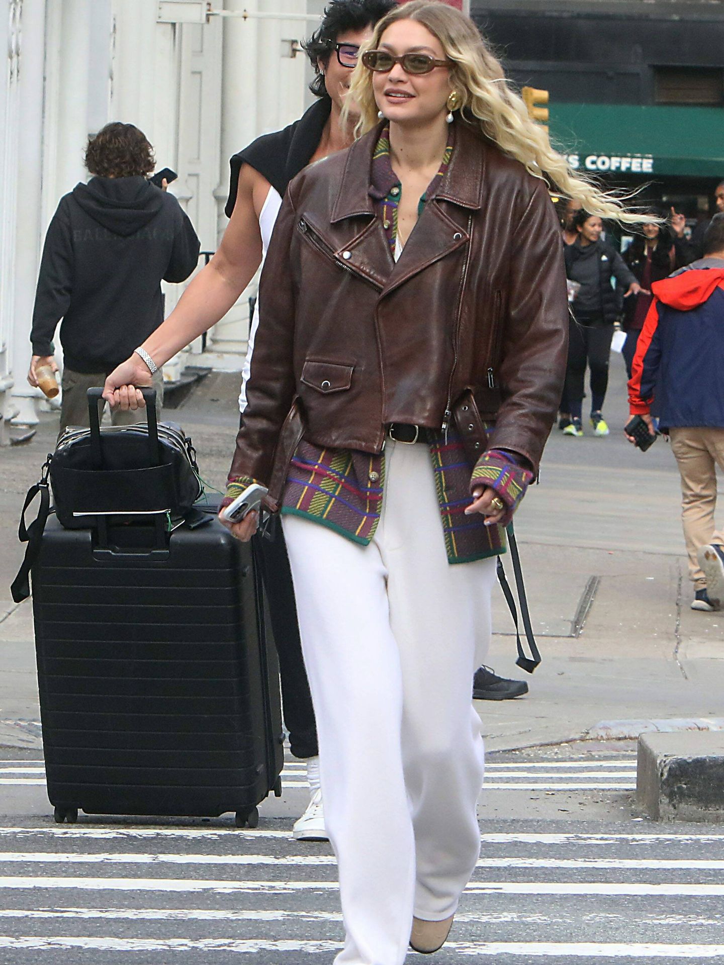 La modelo Gigi Hadid con una chaqueta de cuero marrón chocolate. (Cordon Press)