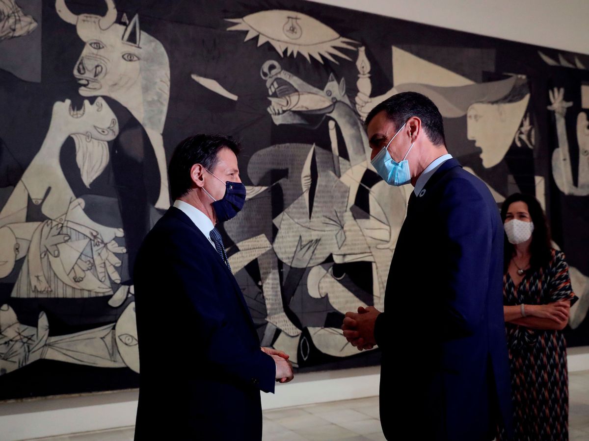 Foto: Pedro Sánchez (d) y el primer ministro italiano, Giuseppe Conte, el pasado 8 de julio en el Museo Reina Sofía, en Madrid, ante el 'Guernica'. (Reuters)