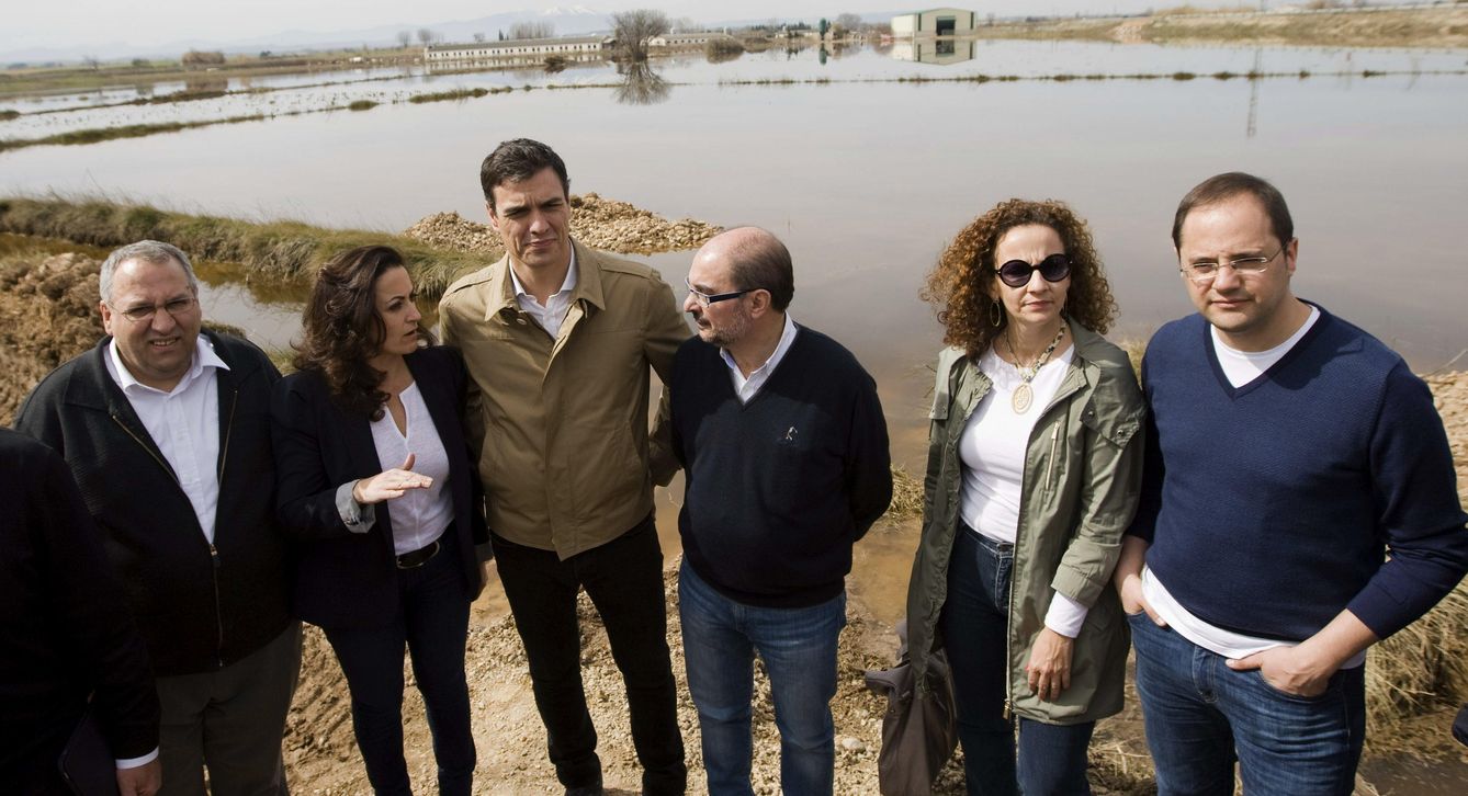 El secretario general del PSOE en Boquiñeni, inundado por el Ebro (Efe)