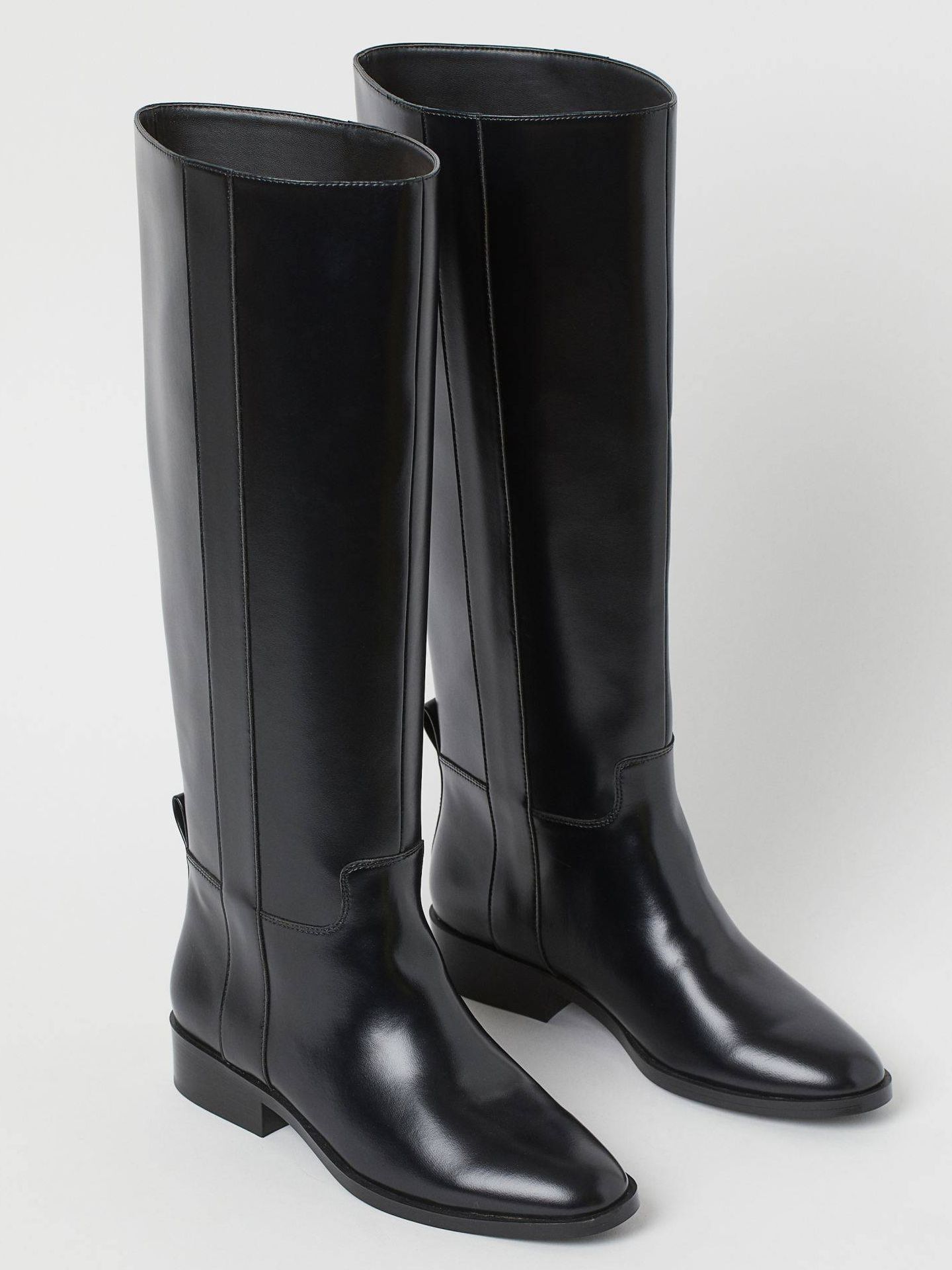 H&M tiene las botas negras sin tacón perfectas para fondo de