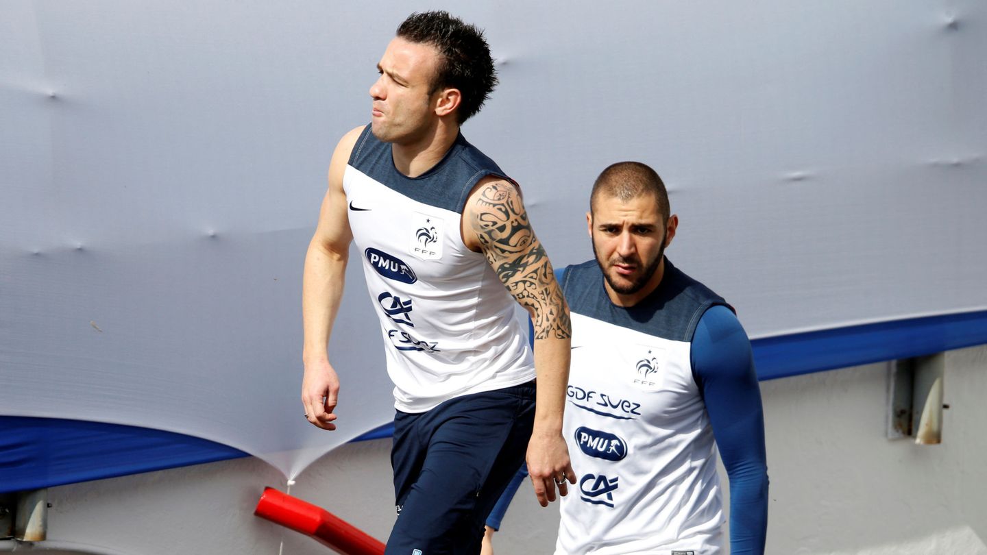 Karim Benzema y Mathieu Valbuena, en 2014 en una concentración con la selección francesa. (Reuters)