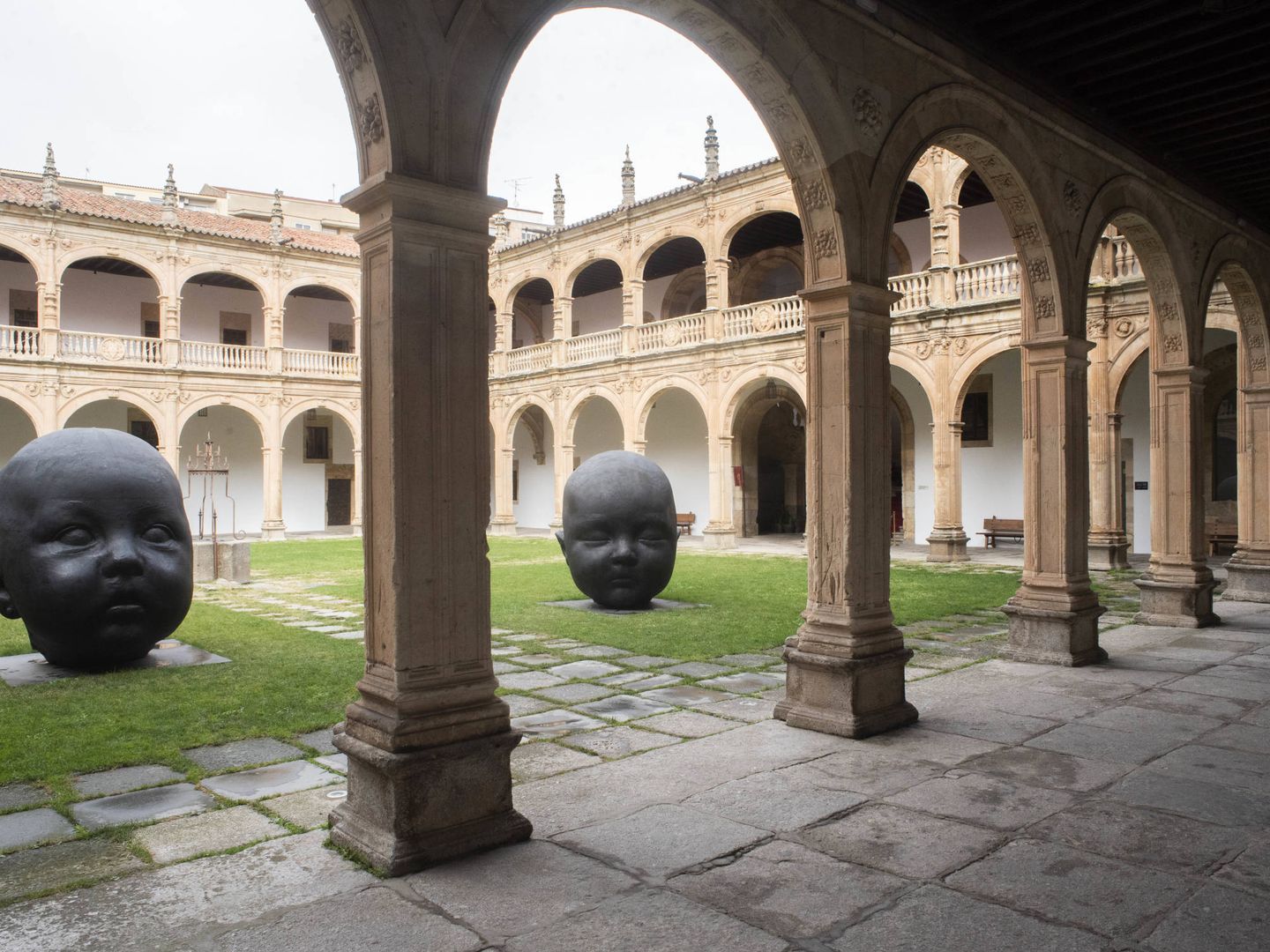 'Carmen dormida' y 'Carmen despierta', las dos esculturas de Antonio López que se exhiben en el Colegio Arzobispo Fonseca. (P. Parajuá)