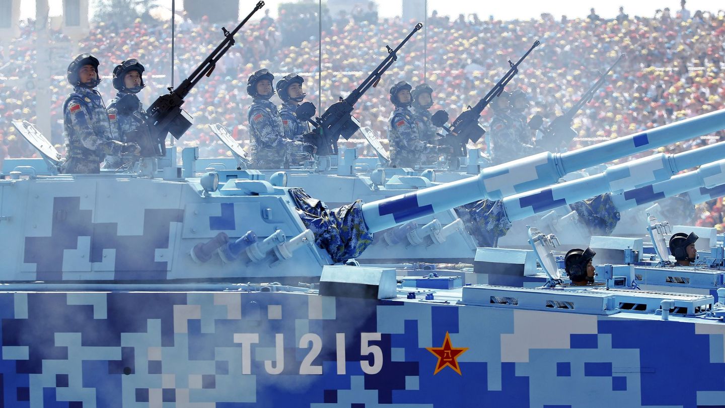 El Ejército de Liberación Popular de China, sobre vehículos armados en un desfile miltiar en Tiananmen (Reuters)