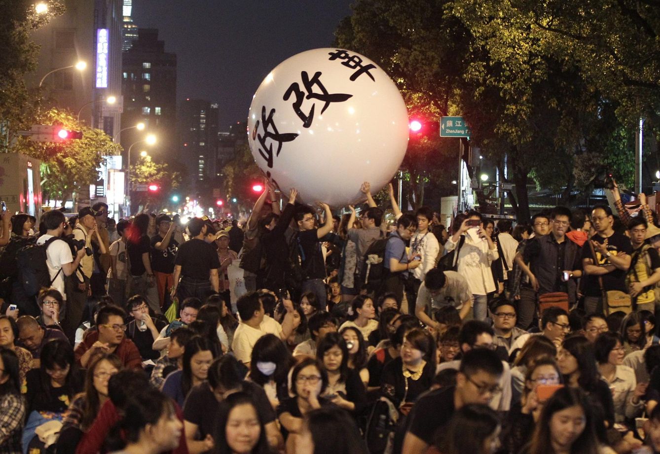 Activistas del Movimiento de los Girasoles celebran el primer aniversario de las protestas con una sentada en el centro de Taipei, en marzo de 2015. (Reuters)