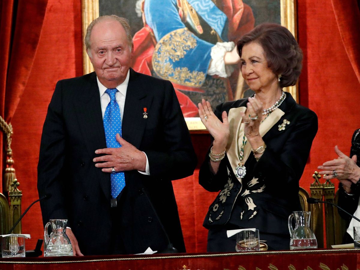 Foto: La reina Sofía aplaude al rey Juan Carlos en su 80 cumpleaños. (Getty)