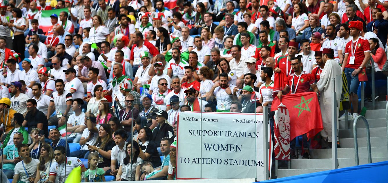 Pancarta a favor de que las mujeres acudan al fútbol en Irán (Reuters)