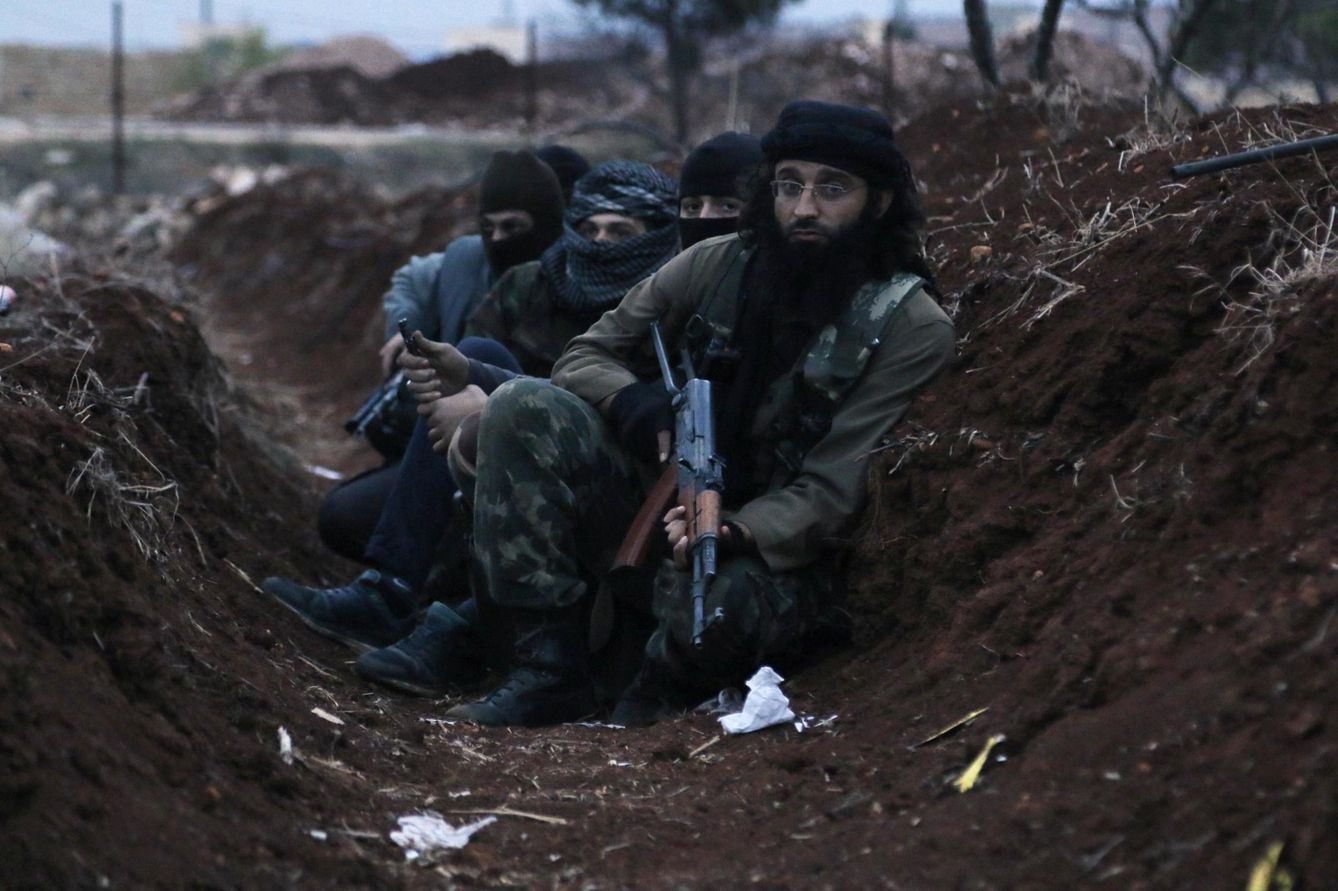 Combatientes del Frente Al Nusra, en una trinchera cercana al pueblo de Al-Zahra, al norte de Alepo. (Reuters)