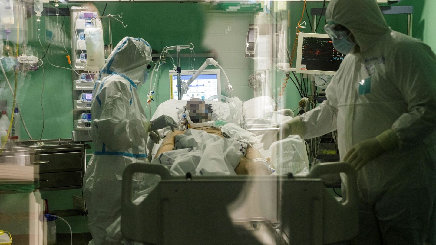 Médicos de la UVI del Hospital Universitario de Canarias atienden a un paciente infectado por covid-19. (EFE/Ramón de la Rocha)