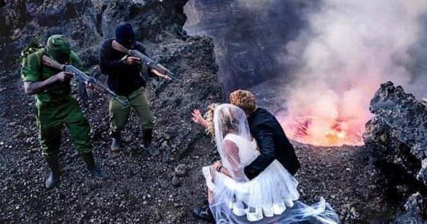 Foto: Los novios, apuntados por supuestos militares, con el volcán al fondo (Foto: Facebook)