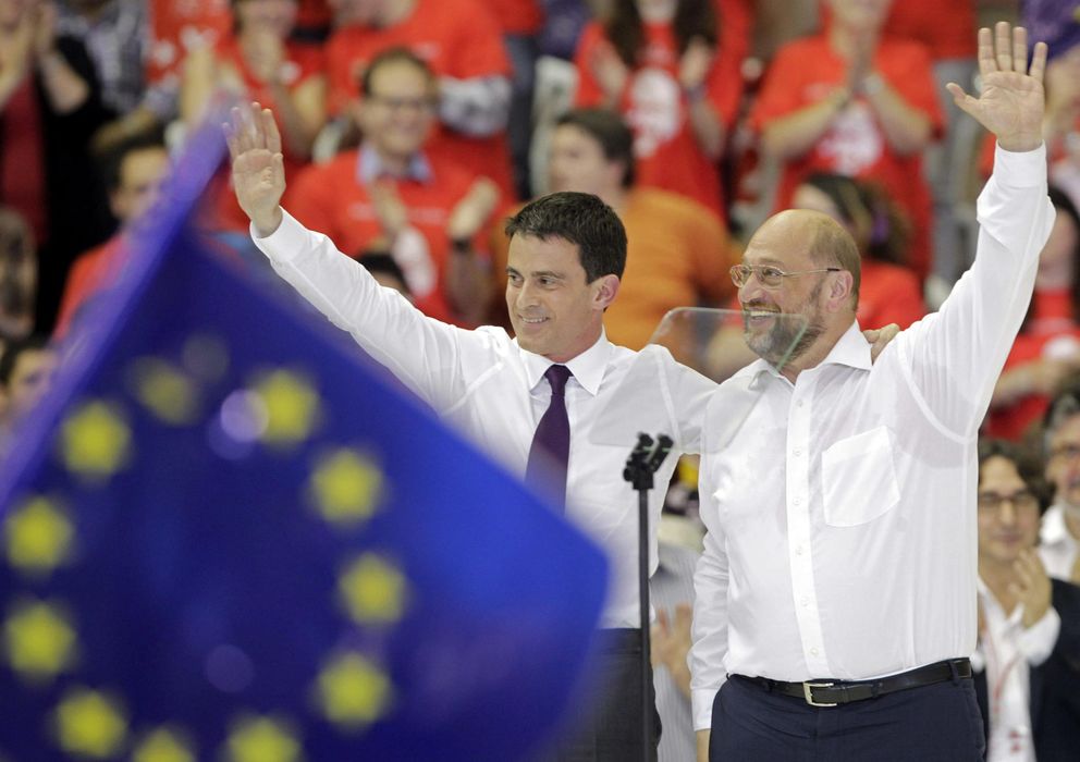 Foto: El primer ministro francés, Manuel Valls (i), junto al candidato de los socialistas europeos, Martin Schulz, en Barcelona. (EFE)