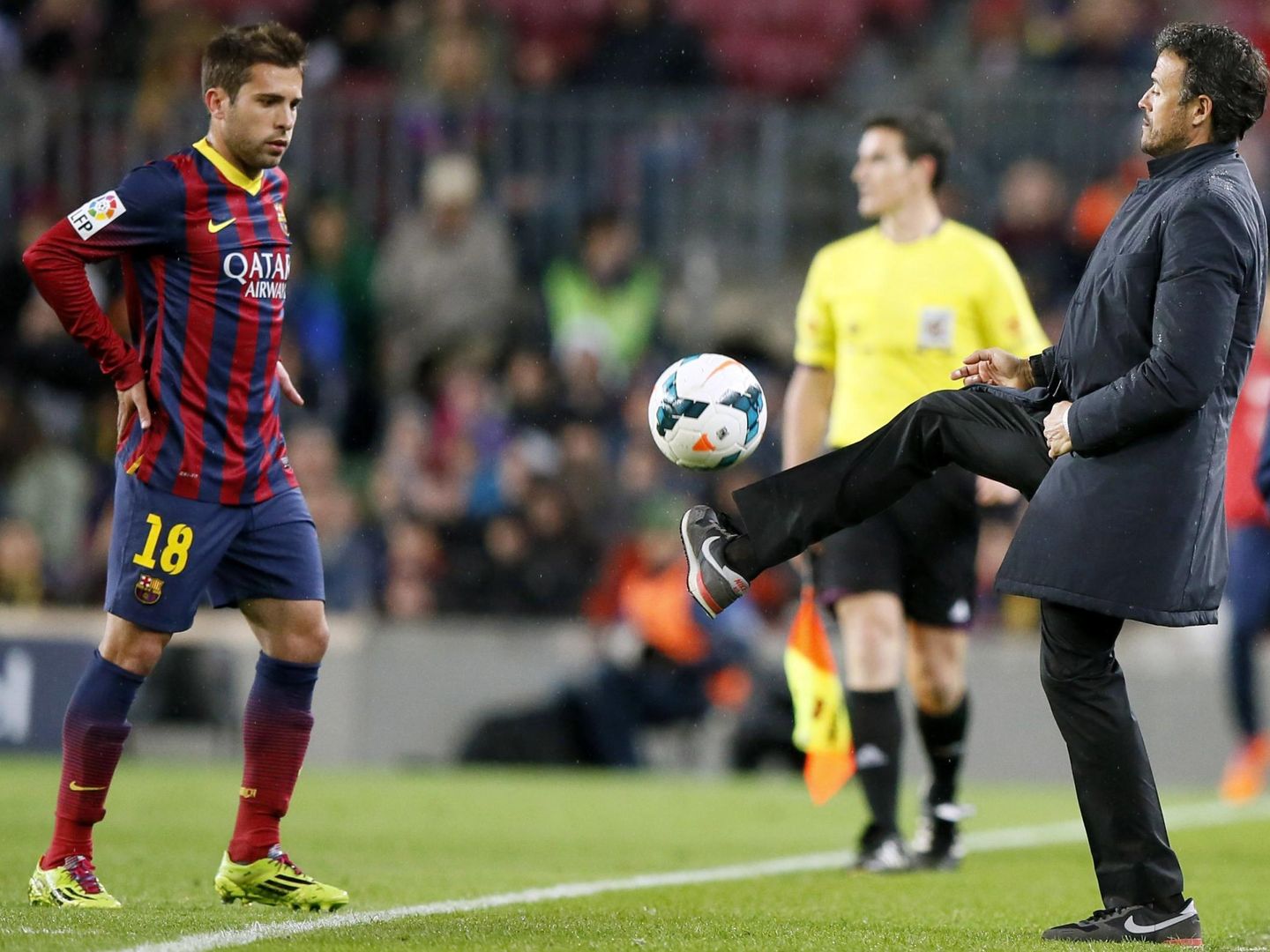 Jordi Alba y Luis Enrique, durante un partido del Barça. (EFE)