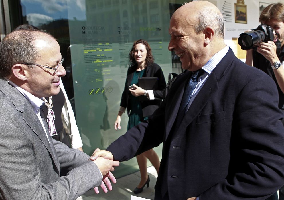Foto: El alcalde de San Sebastián, Juan Carlos Izagirre, saluda al ministro de Cultura, José Iganacio Wert (EFE)