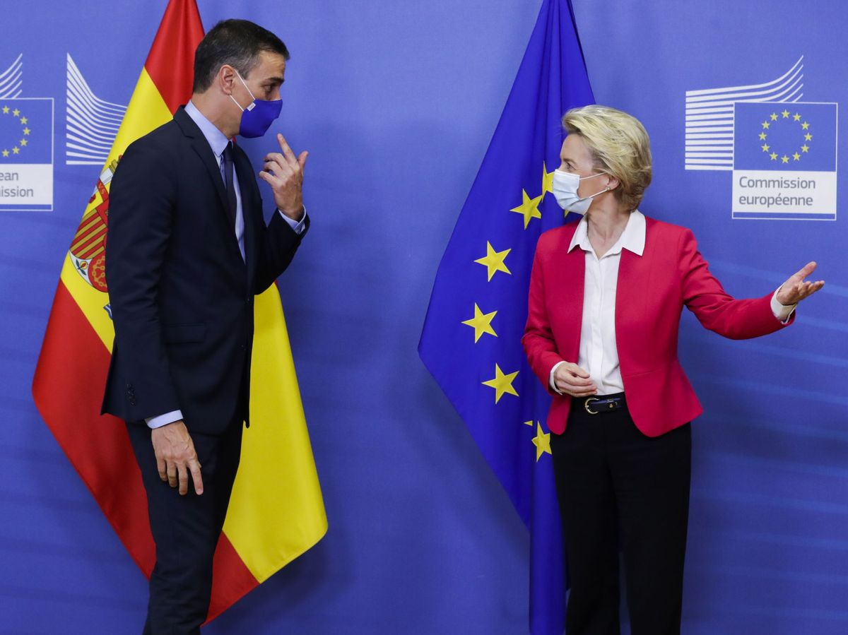 Foto: El primer ministro Pedro Sánchez (izq.) es recibido por la presidenta de la Comisión Europea, Ursula Von Der Leyen. (EFE) 