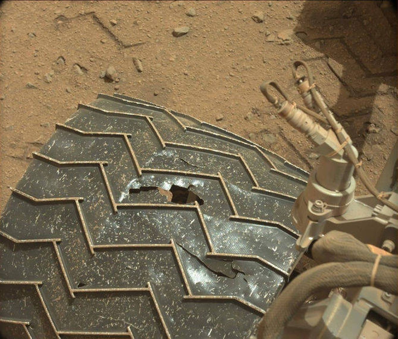 Las ruedas de la Curiosity ya muestran los efectos del trabajo en Marte. (NASA)