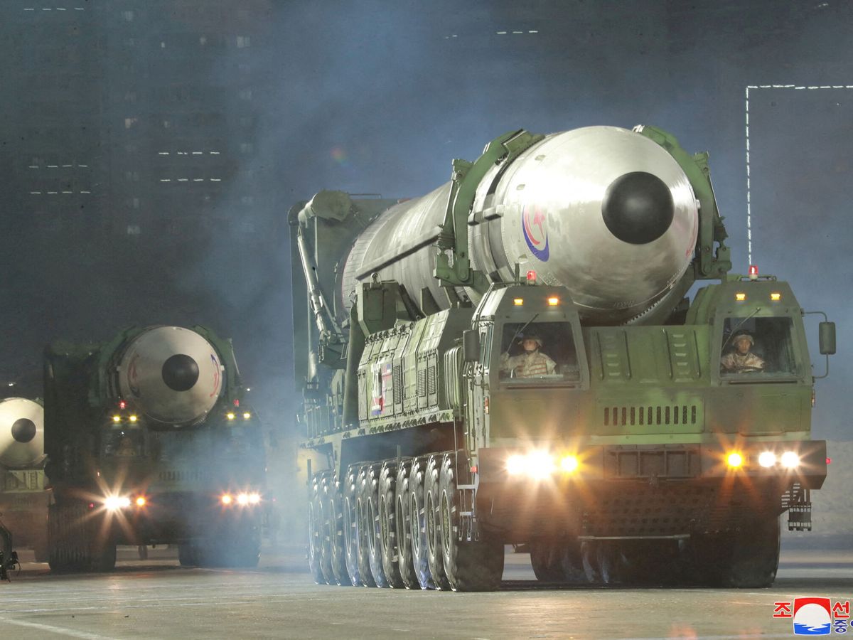 Foto: Un misil balístico siendo transportado en Corea del Norte. (Reuters/ KCNA)