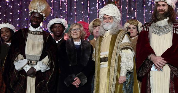 Foto: Los tres Reyes Magos, Melchor, Gaspar y Baltasar, y la alcaldesa de Madrid las pasadas navidades. (EFE)
