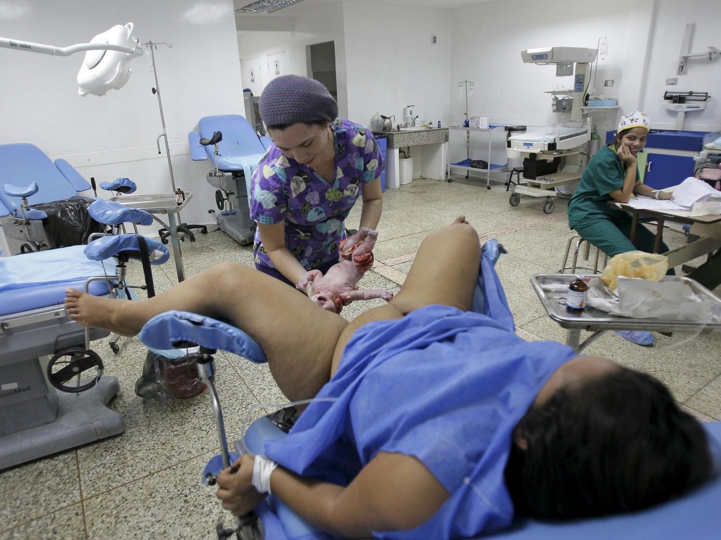 Una mujer da a luz en Maracaibo, Venezuela (Isaac Urrutia / Reuters)