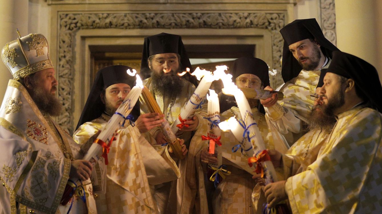 Foto: Sacerdotes ortodoxos rumanos durante una ceremonia de Pascua en Bucarest, el 20 de abril de 2016 (EFE)