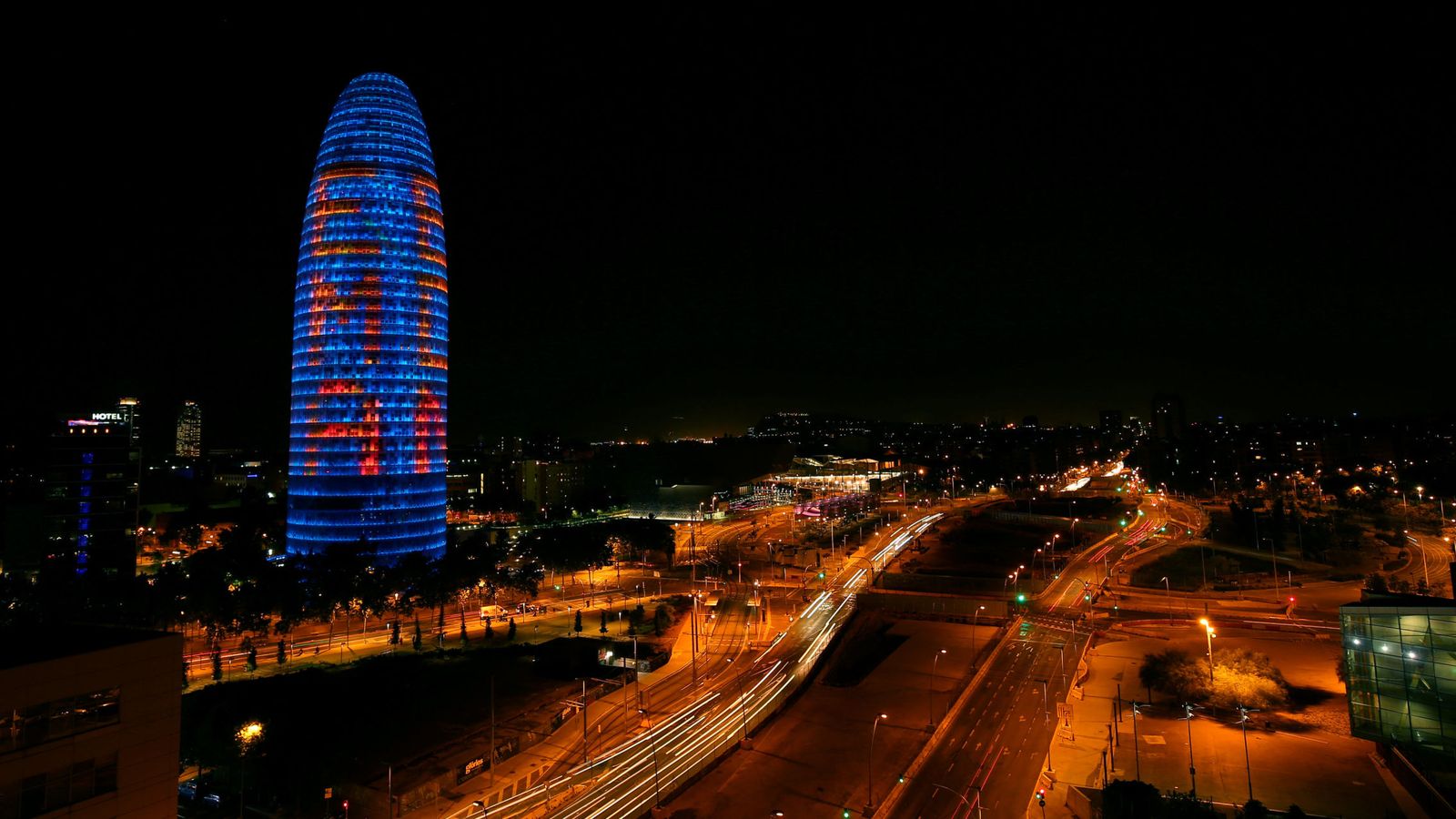Foto: Imagen de la Torre Agbar iluminada con las letras 'EMA BCN'. (Reuters)