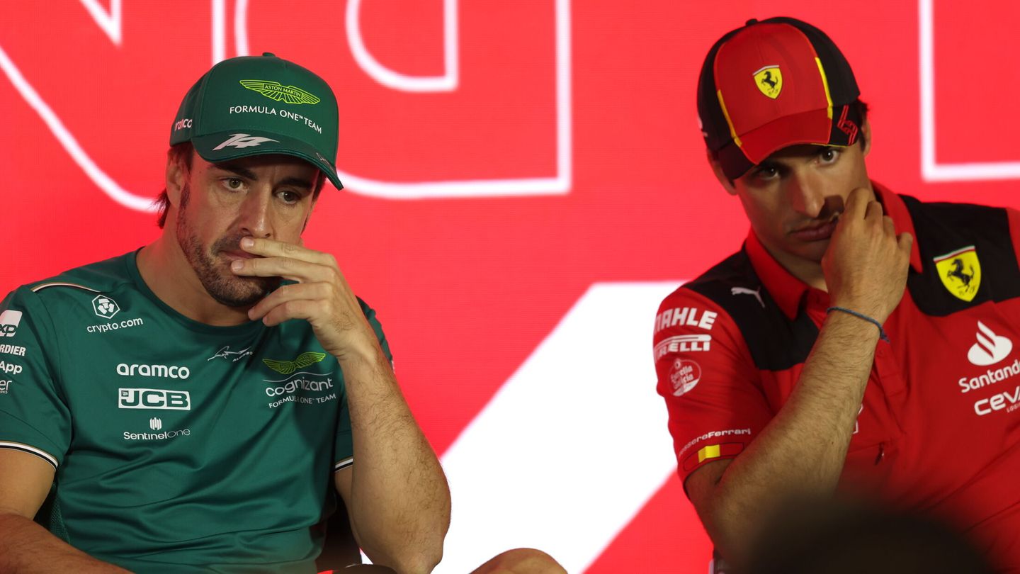 Alonso y Sainz, en la rueda de prensa del GP de Baréin. (EFE/EPA/Ali Haider)